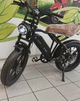 Bike elétrica preta com pneus largos