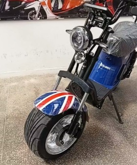 Scooter elétrica azul com pneus largos